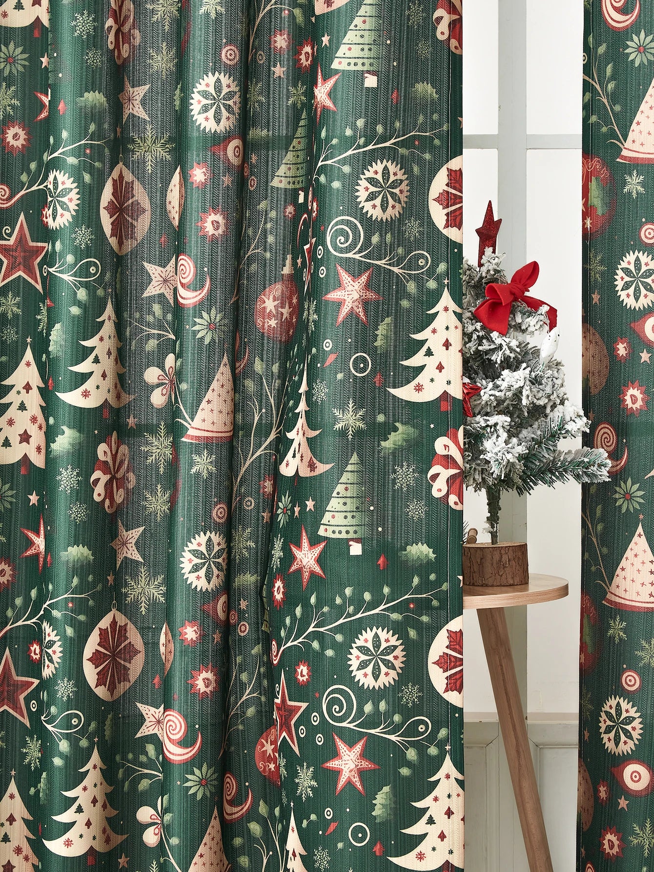 Green Christmas tree gifts, curtains, holiday party atmosphere, curtains,