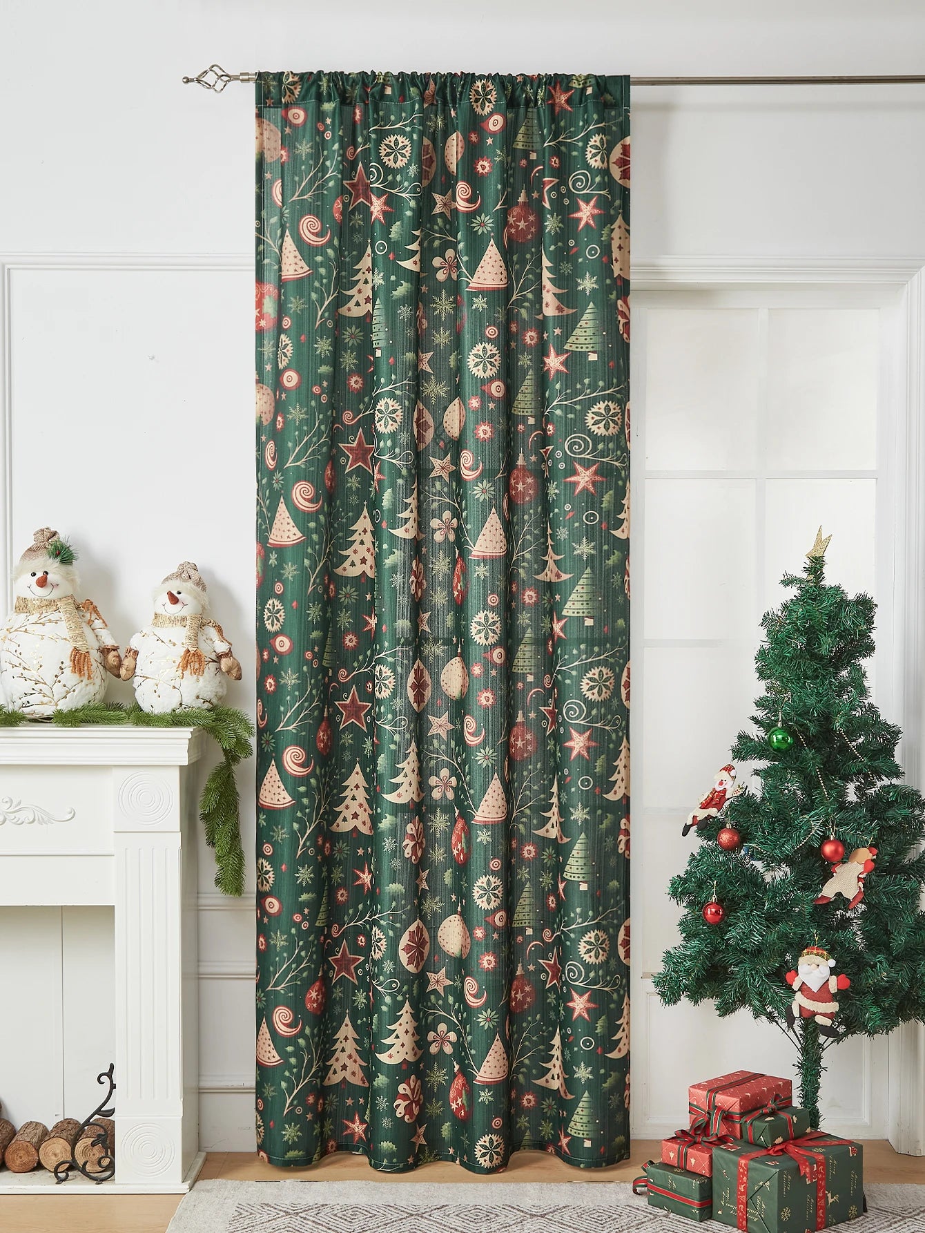 Green Christmas tree gifts, curtains, holiday party atmosphere, curtains,