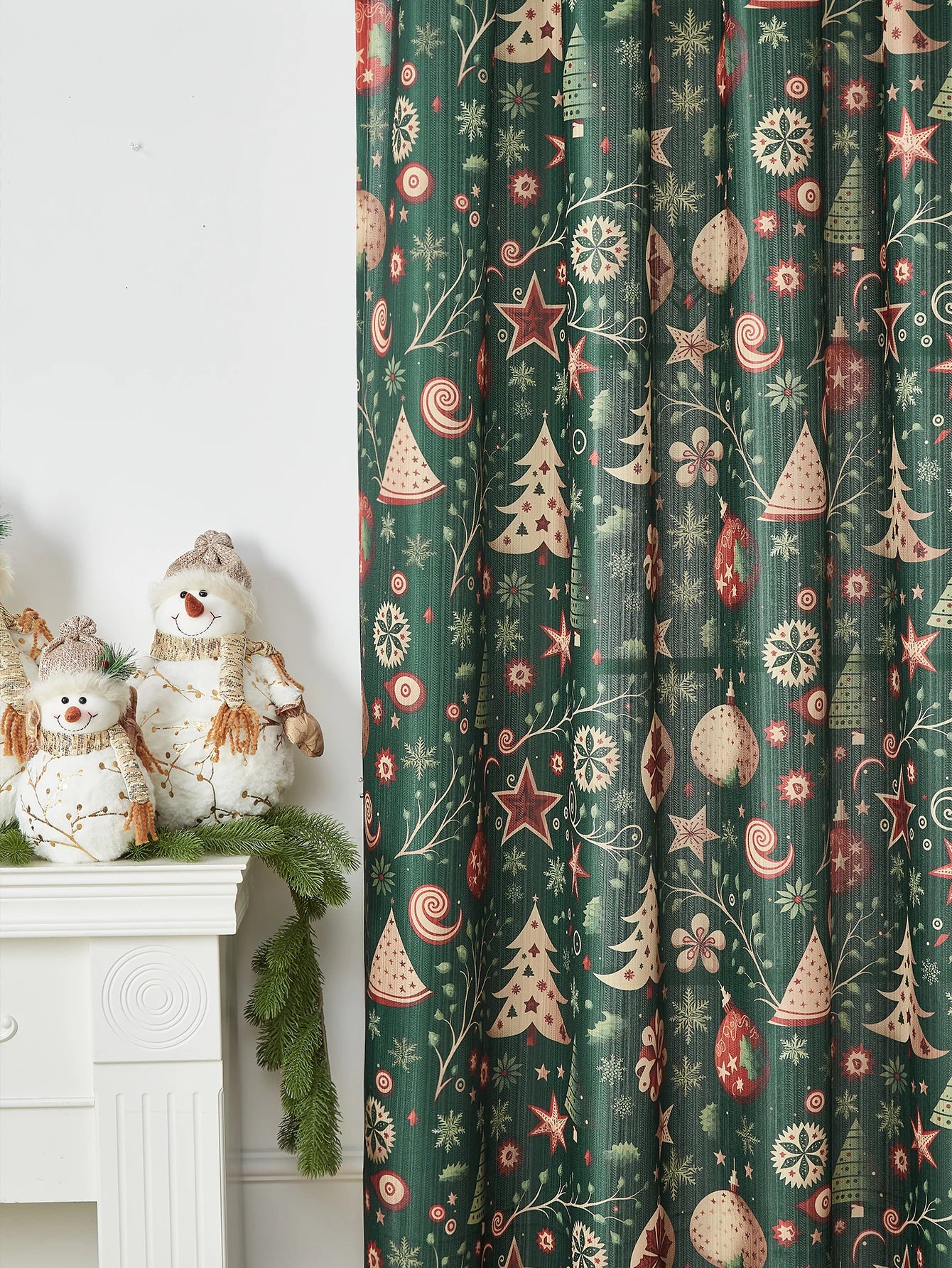 Green Christmas tree gifts, curtains, holiday party atmosphere, curtains,
